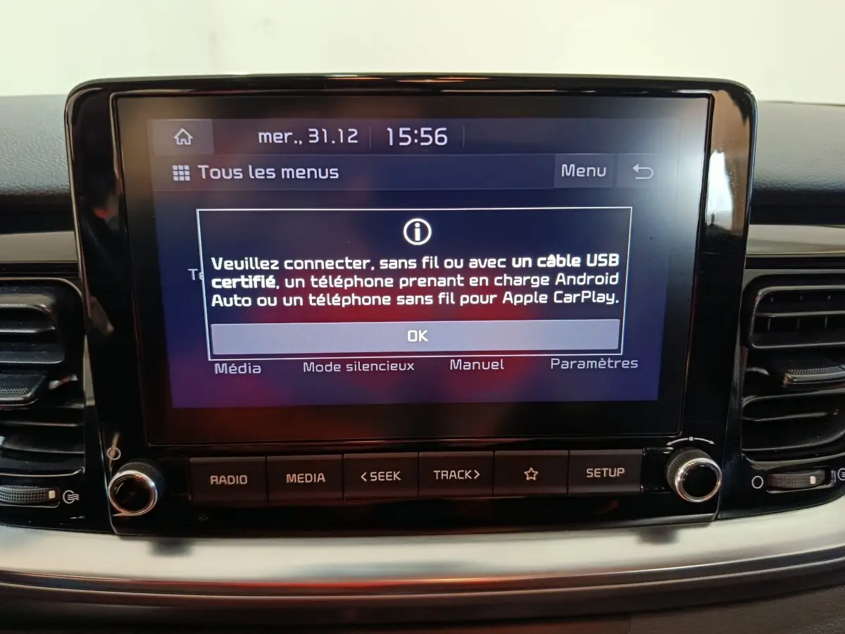 Écran tactile central du tableau de bord du Kia Stonic gris clair, affichant un message de connexion Apple CarPlay et Android Auto.