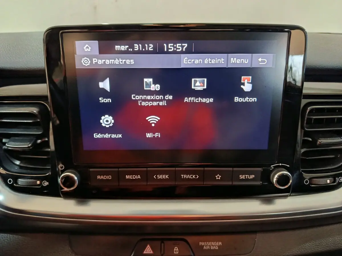 Écran tactile central du tableau de bord du Kia Stonic 1.0 T-GDI 2022 affichant le menu des paramètres.