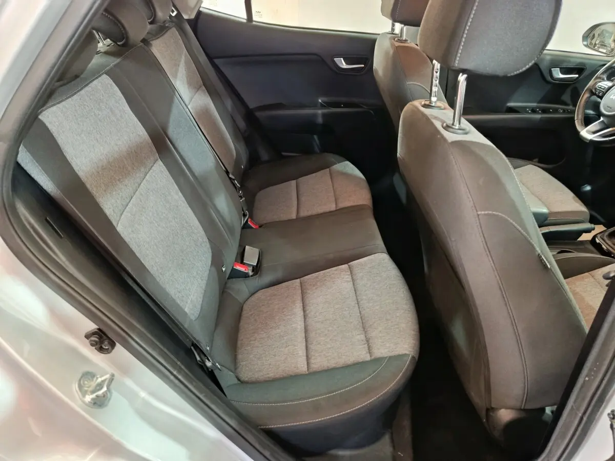 Vue intérieure côté gauche sur la banquette arrière grise et noire du KIA STONIC 1.0 T-GDI 100 URBAN 2022.