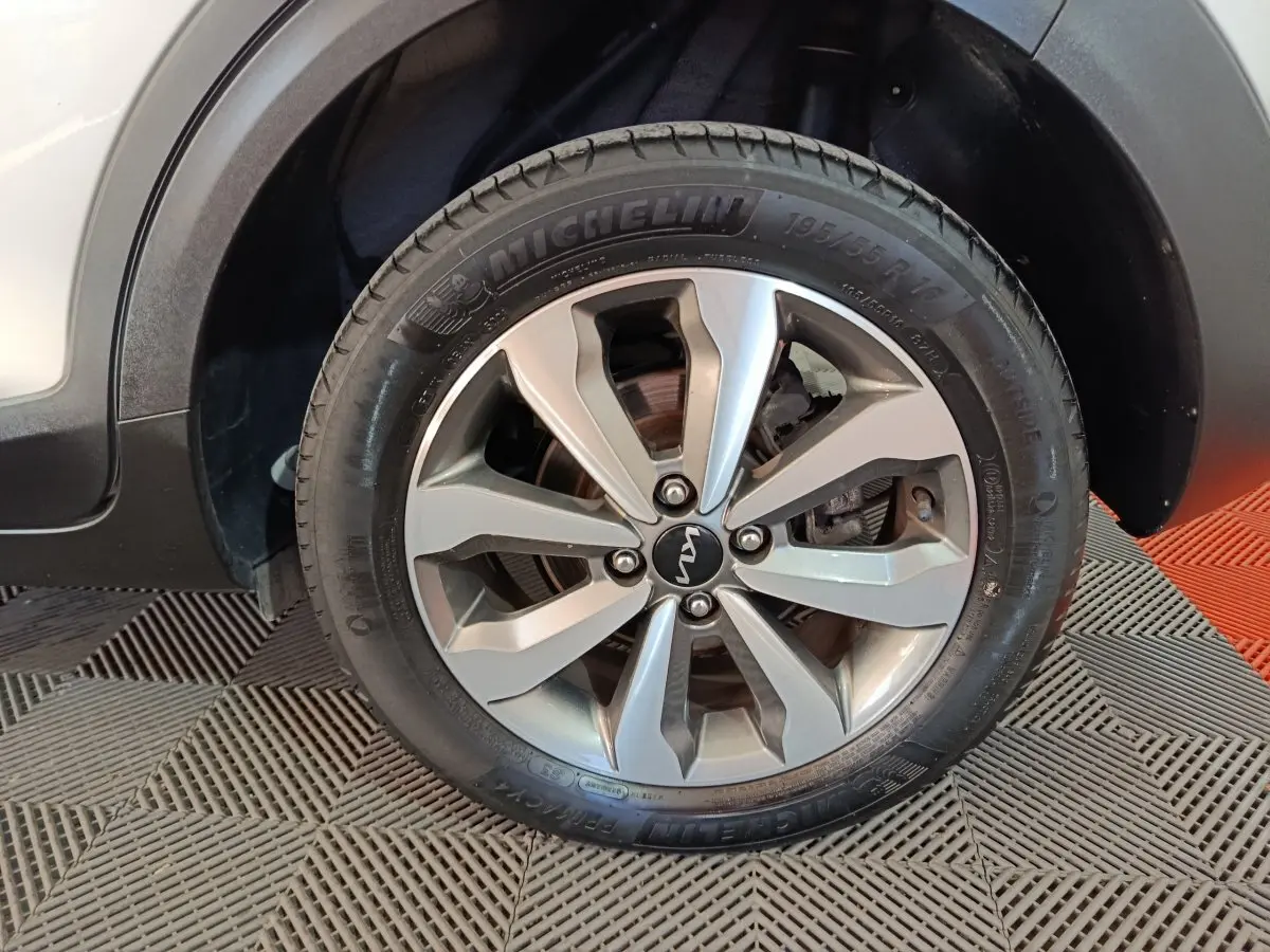 Gros plan sur la roue avant droite gris clair du KIA STONIC 1.0 T-GDI 100 URBAN avec jante alliage et pneu Michelin.