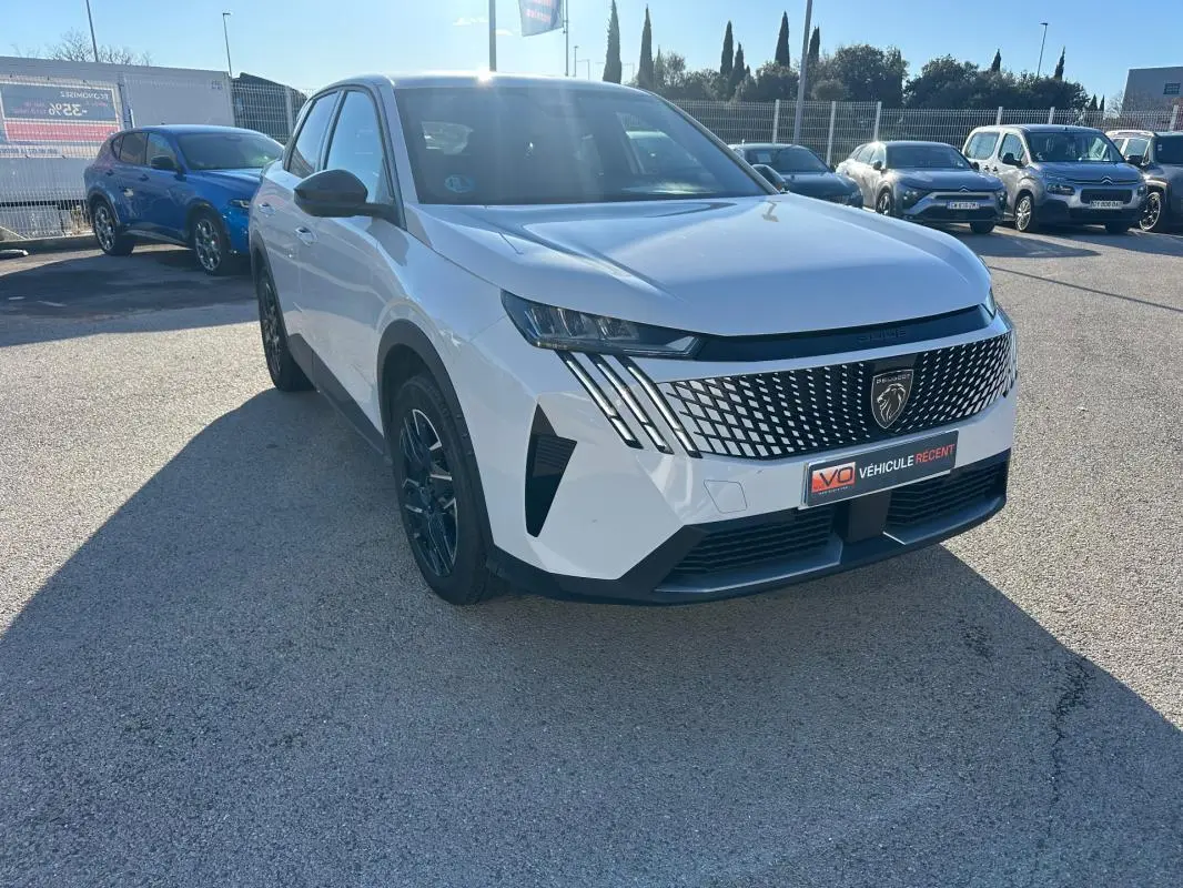 Peugeot 3008 Hybrid blanc en 3/4 avant droit, avec calandre distinctive et jantes alliage noires 19 pouces.