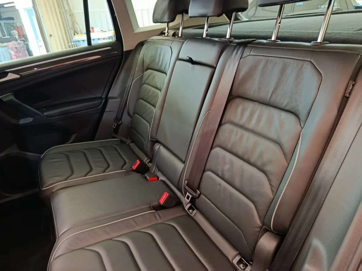 Vue intérieure côté gauche sur la banquette arrière noire en cuir du Volkswagen Tiguan 1.4 eHybrid 2022.