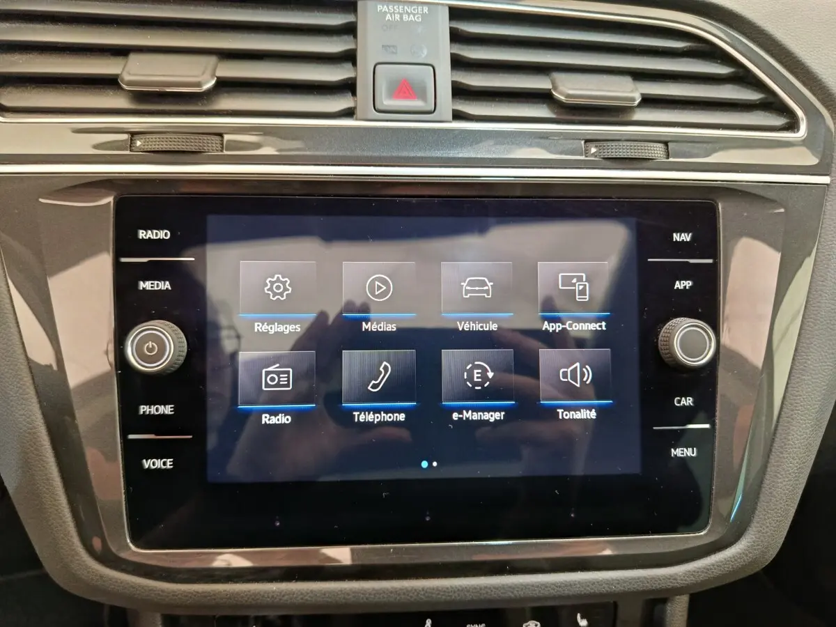 Écran tactile central du tableau de bord noir du Volkswagen Tiguan 1.4 eHybrid, affichant le menu multimédia.