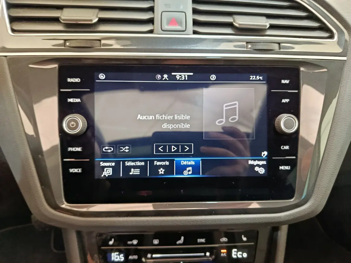 Vue rapprochée de l’écran tactile central du Volkswagen Tiguan 1.4 eHybrid 2022 avec commandes multimédia et climatisation digitale.