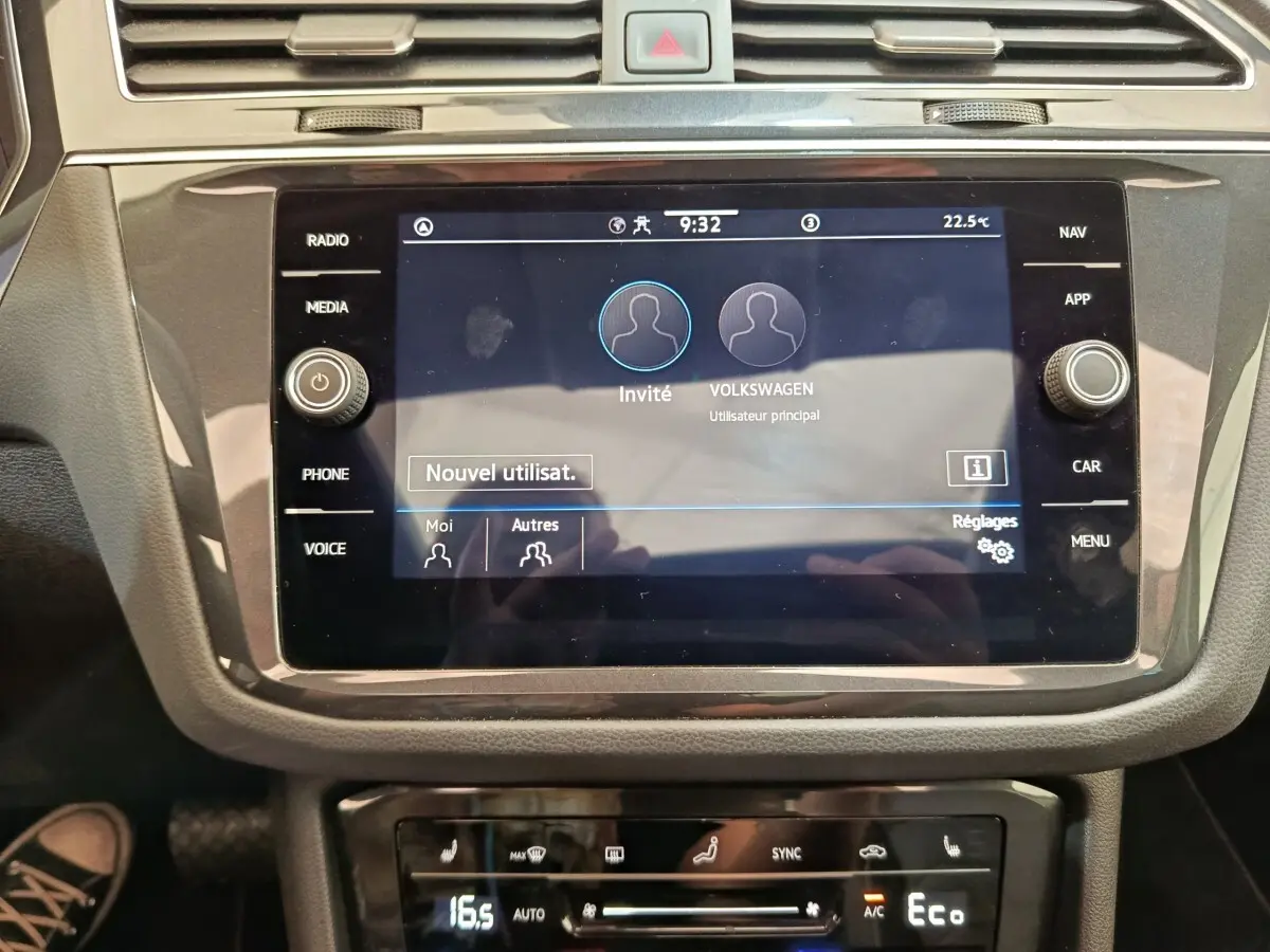 Écran tactile central et commandes de climatisation du Volkswagen Tiguan 1.4 eHybrid 2022, vue rapprochée intérieure.