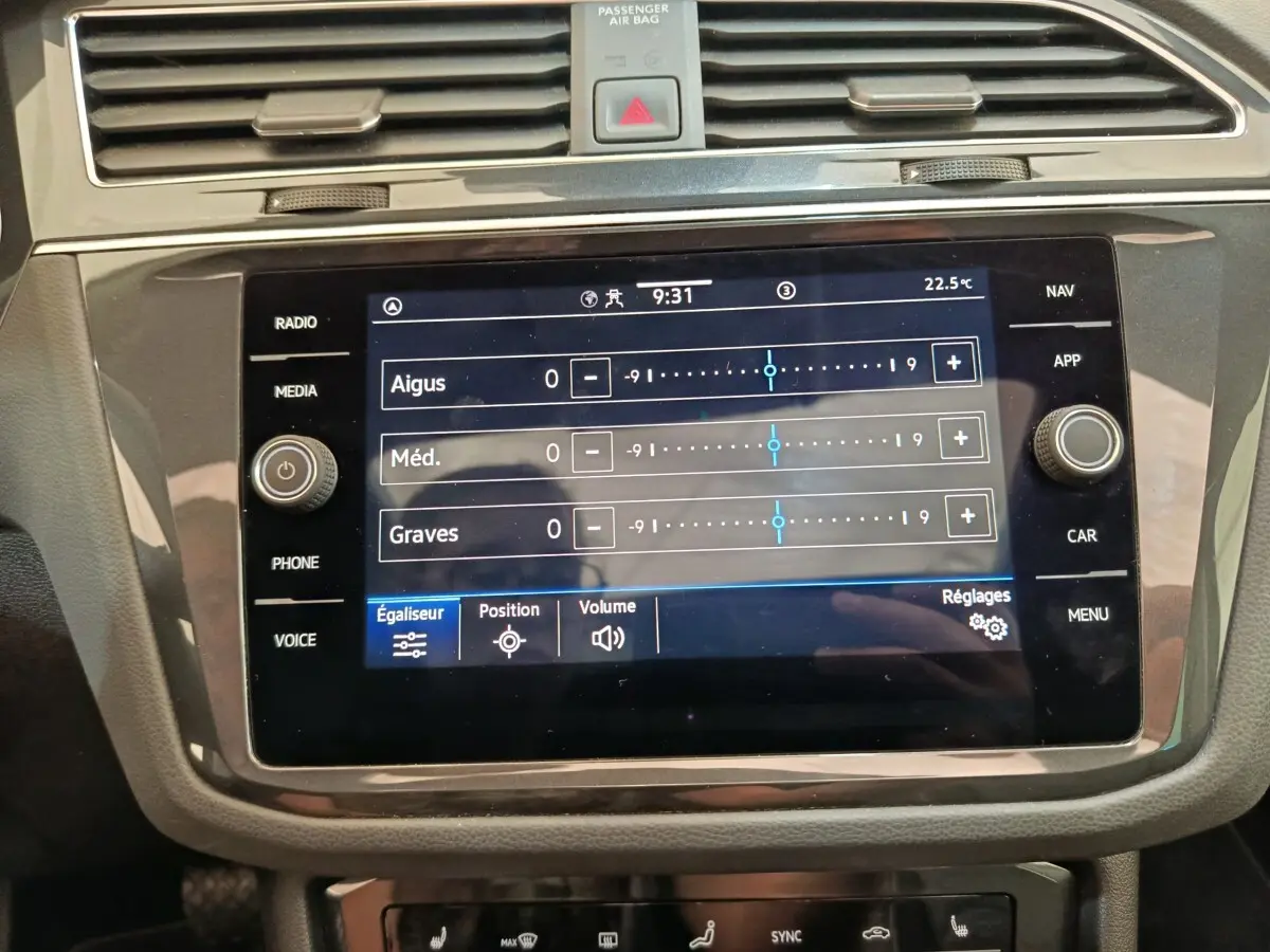 Gros plan sur l'écran tactile central du Volkswagen Tiguan 1.4 eHybrid 2022 affichant l'égaliseur audio.