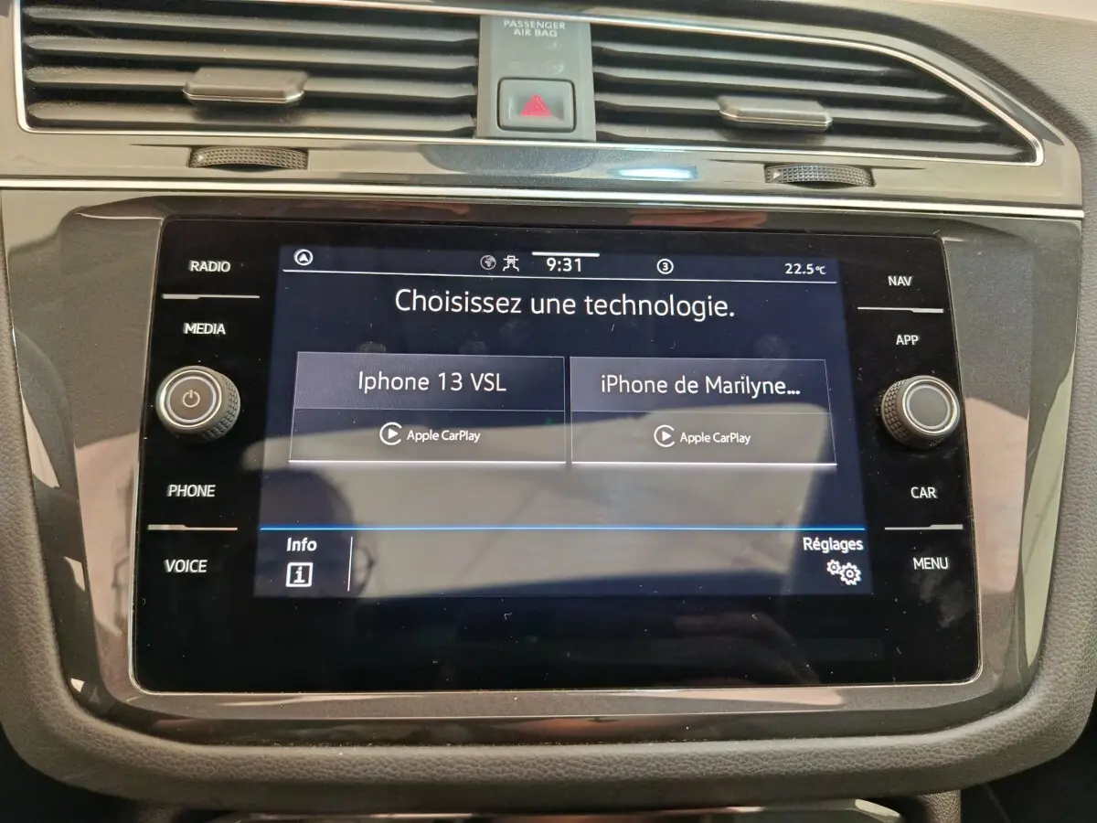 Écran tactile central du tableau de bord du Volkswagen Tiguan noir 2022 affichant la connexion Apple CarPlay.