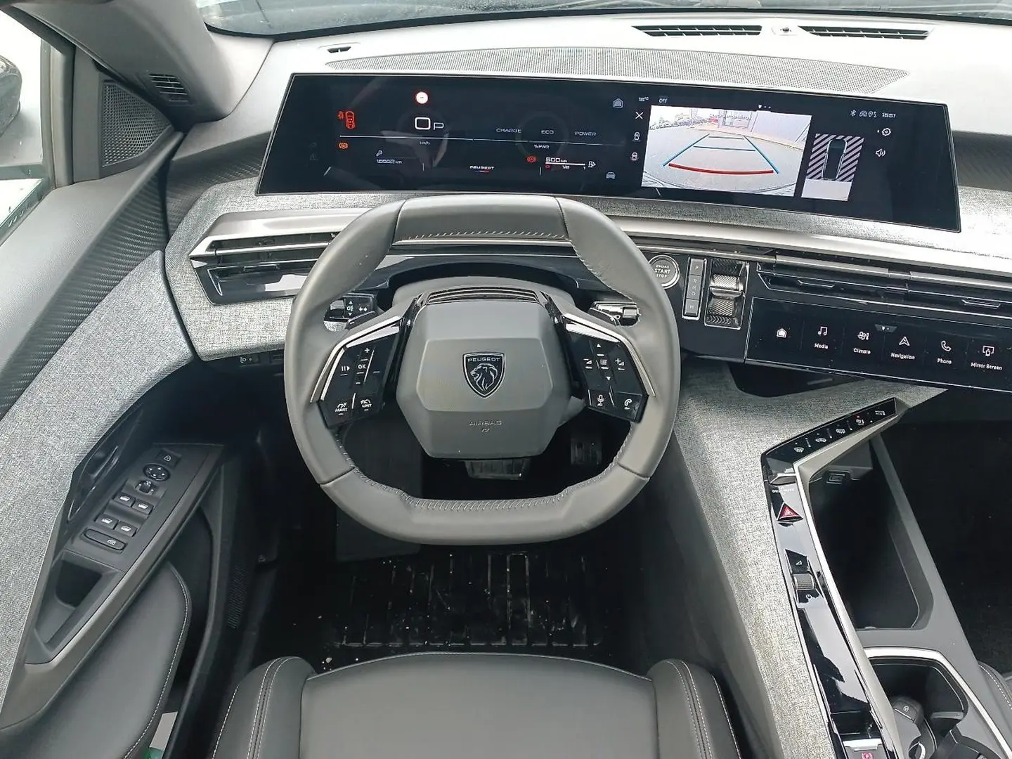 Vue intérieure centrée sur le volant cuir multifonction et le tableau de bord numérique du Peugeot 3008 hybride bleu 2025.