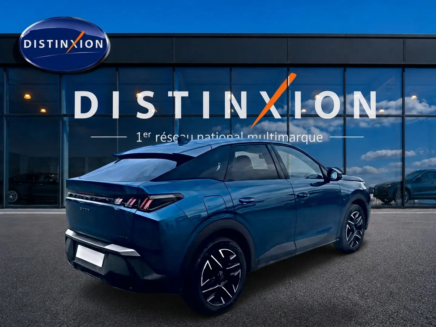 Peugeot 3008 bleu 3/4 arrière droit, avec jantes alu et feux arrière LED, devant une vitrine Distinxion.
