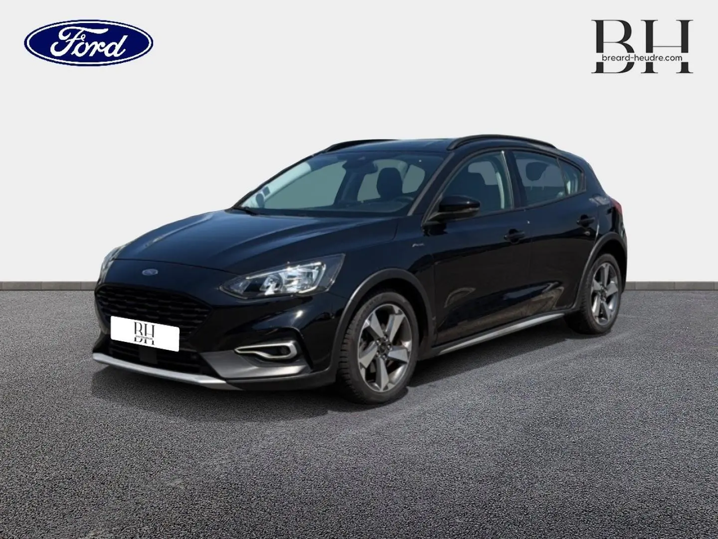 Ford Focus 1.0 Flexifuel noir Agate métallisé vue 3/4 avant droit avec jantes alliage et barres de toit visibles.