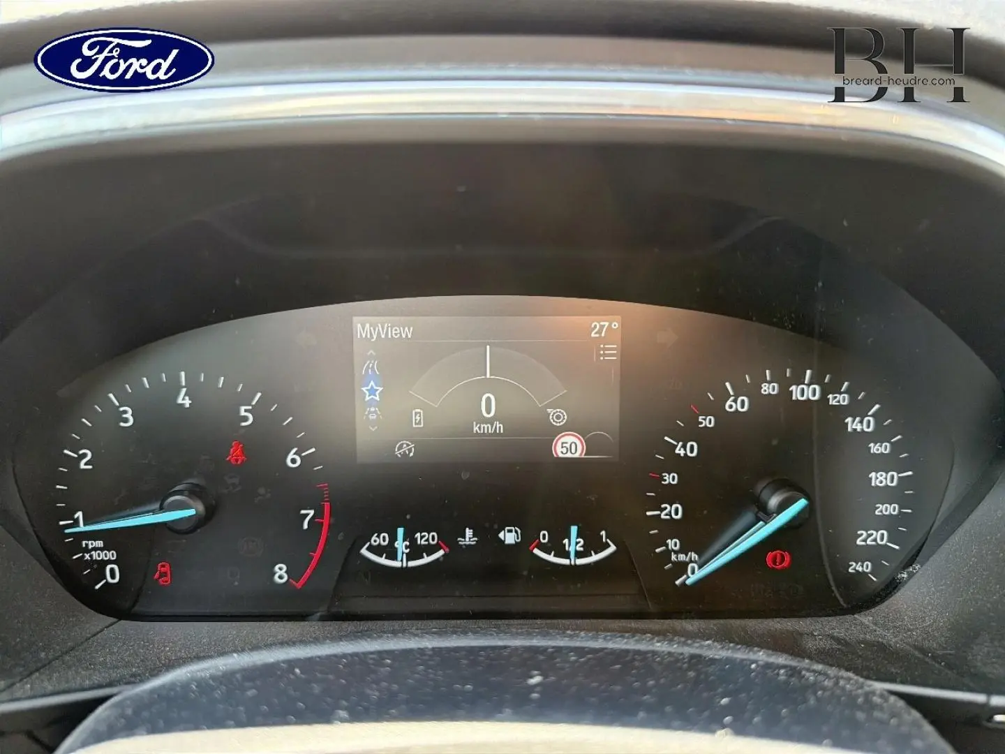 Vue rapprochée du tableau de bord de la Ford Focus 2021, affichage numérique et compte-tours avec aiguilles bleues.