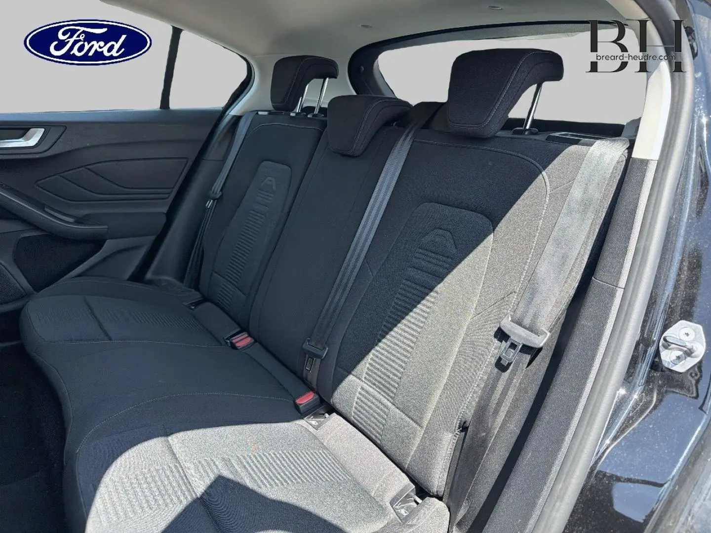 Vue intérieure côté droit sur la banquette arrière noire d’une Ford Focus 1.0 Flexifuel 125ch Business 2021.