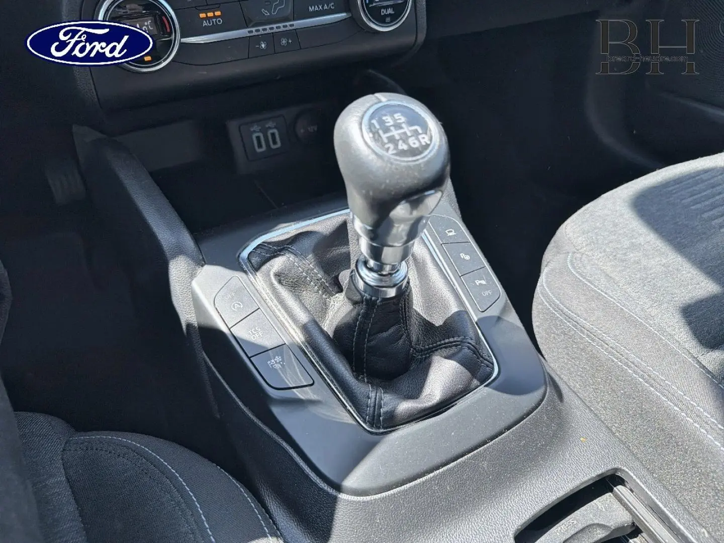 Le levier de vitesses manuel en cuir noir de la Ford Focus 1.0 Flexifuel, vue rapprochée de la console centrale.