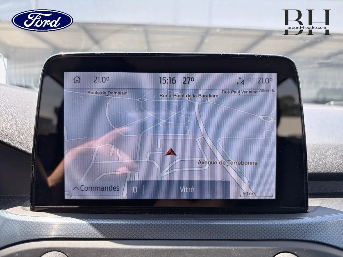 Écran tactile GPS affichant une carte, intérieur de Ford Focus 1.0 Flexifuel 2021, vue de face.