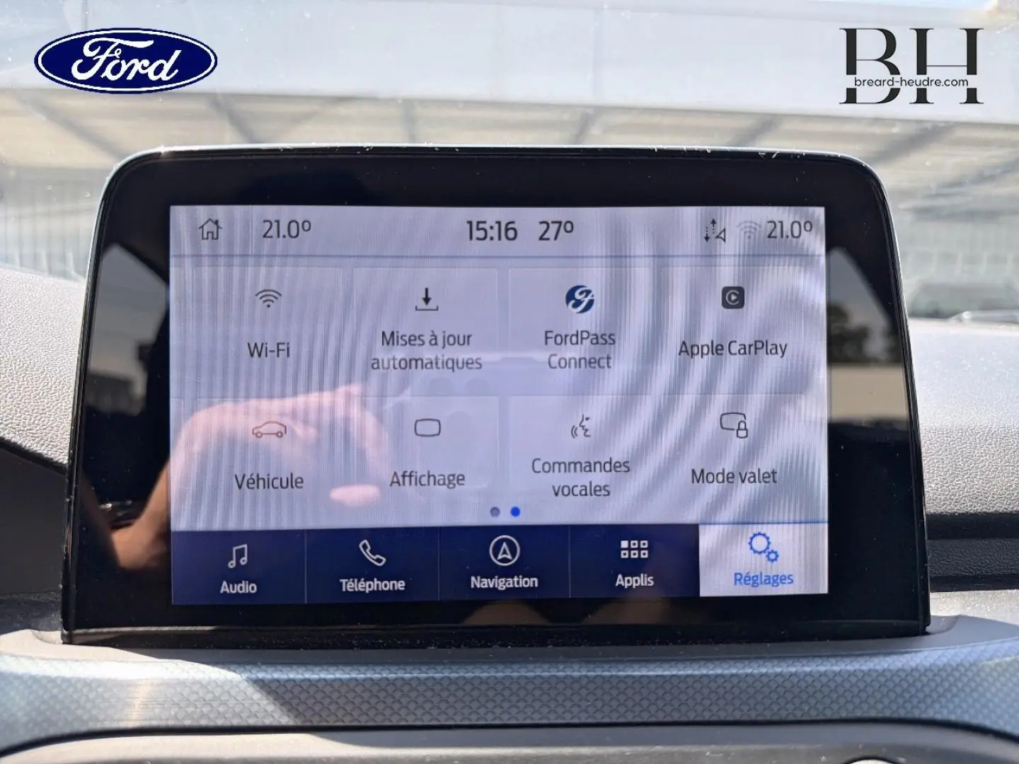 Écran tactile central de la Ford Focus 2021 affichant les options connectivité et réglages, vue intérieure frontale.
