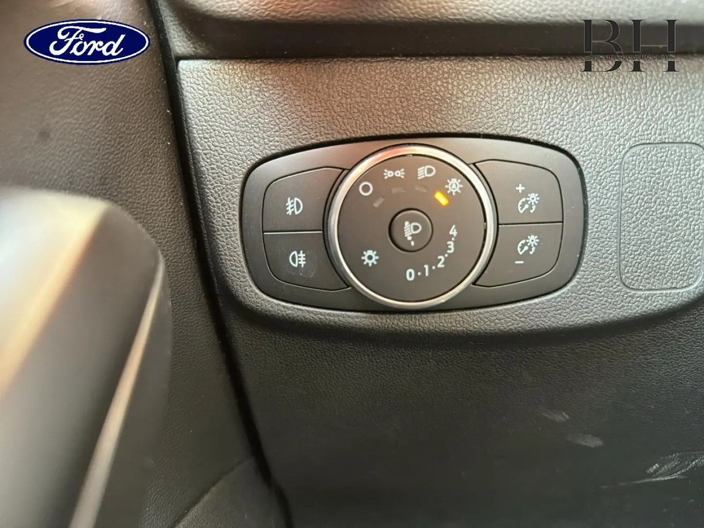 Gros plan sur la commande d'éclairage du tableau de bord noir de la Ford Focus 1.0 Flexifuel 2021.