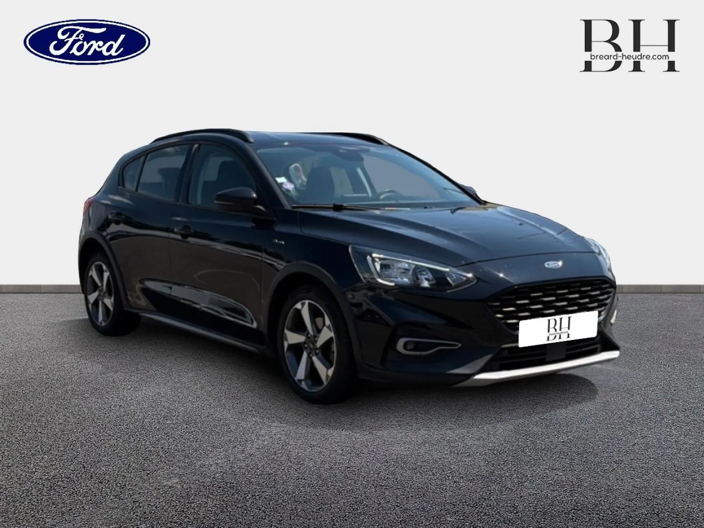 Ford Focus 1.0 Flexifuel noir Agate métallisé vue 3/4 avant droit avec jantes alu et barres de toit visibles.
