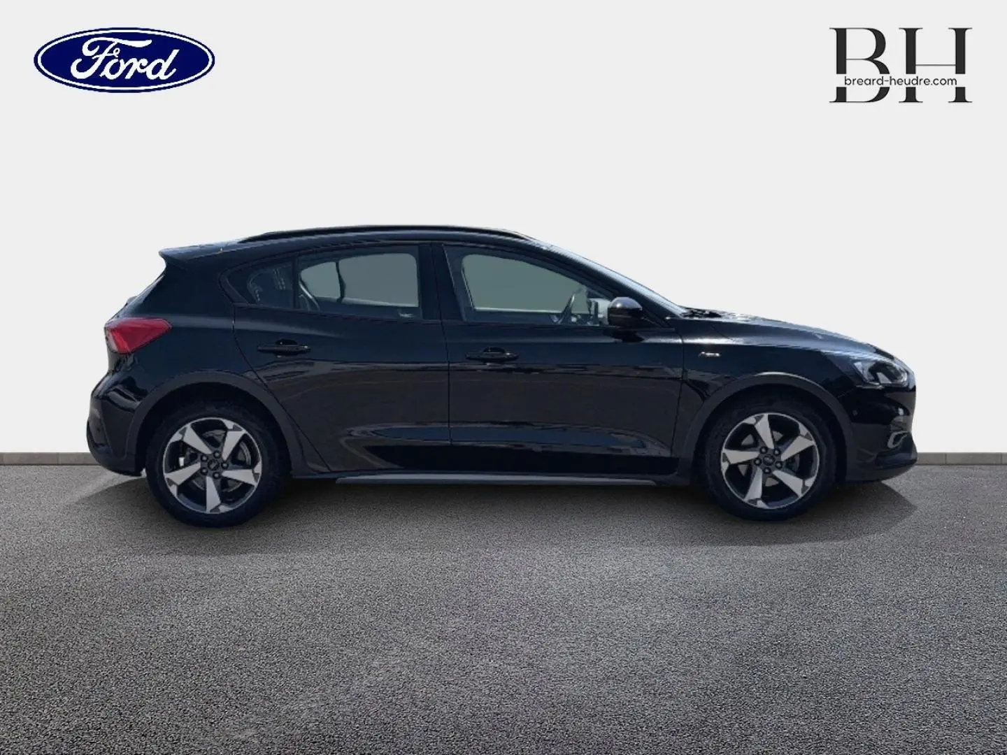 Ford Focus 1.0 Flexifuel 125ch Business noir Agate métallisé vue de profil côté gauche sur fond neutre.