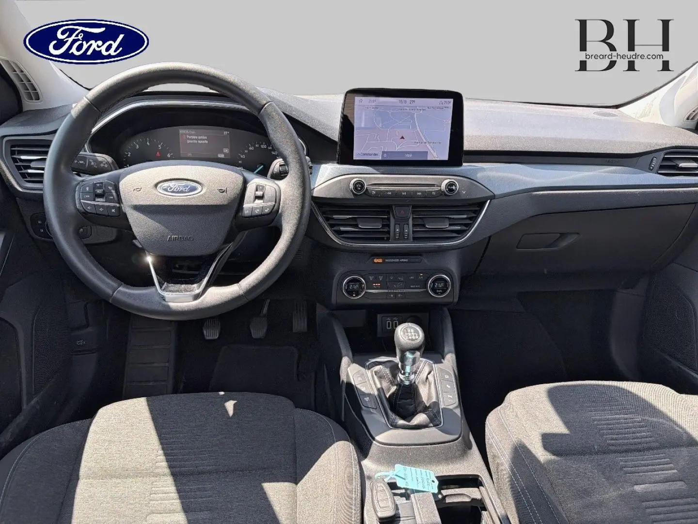 Vue intérieure avant de la Ford Focus 1.0 Flexifuel 2021, volant cuir multifonction et écran tactile central.