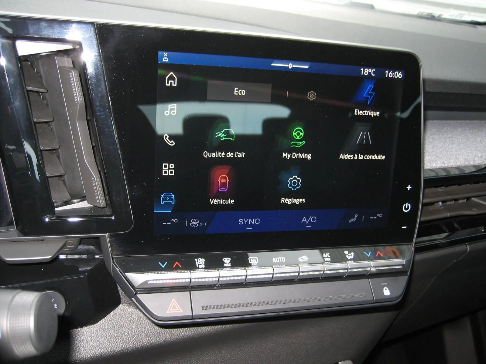 Écran tactile central du Renault Austral Evolution E-Tech 200CV, affichant les réglages de conduite et climatisation.