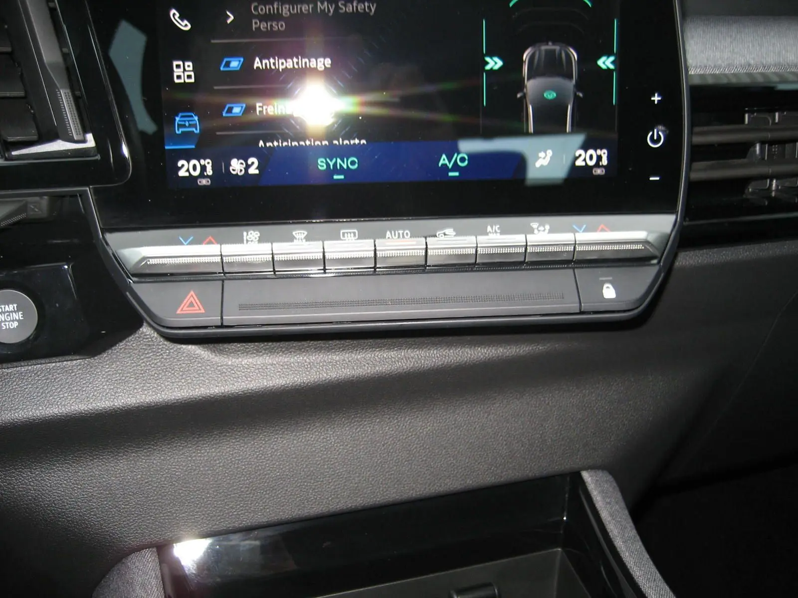 Détail de la console centrale du Renault Austral 2025, écran tactile et commandes climatisation visibles, intérieur noir.