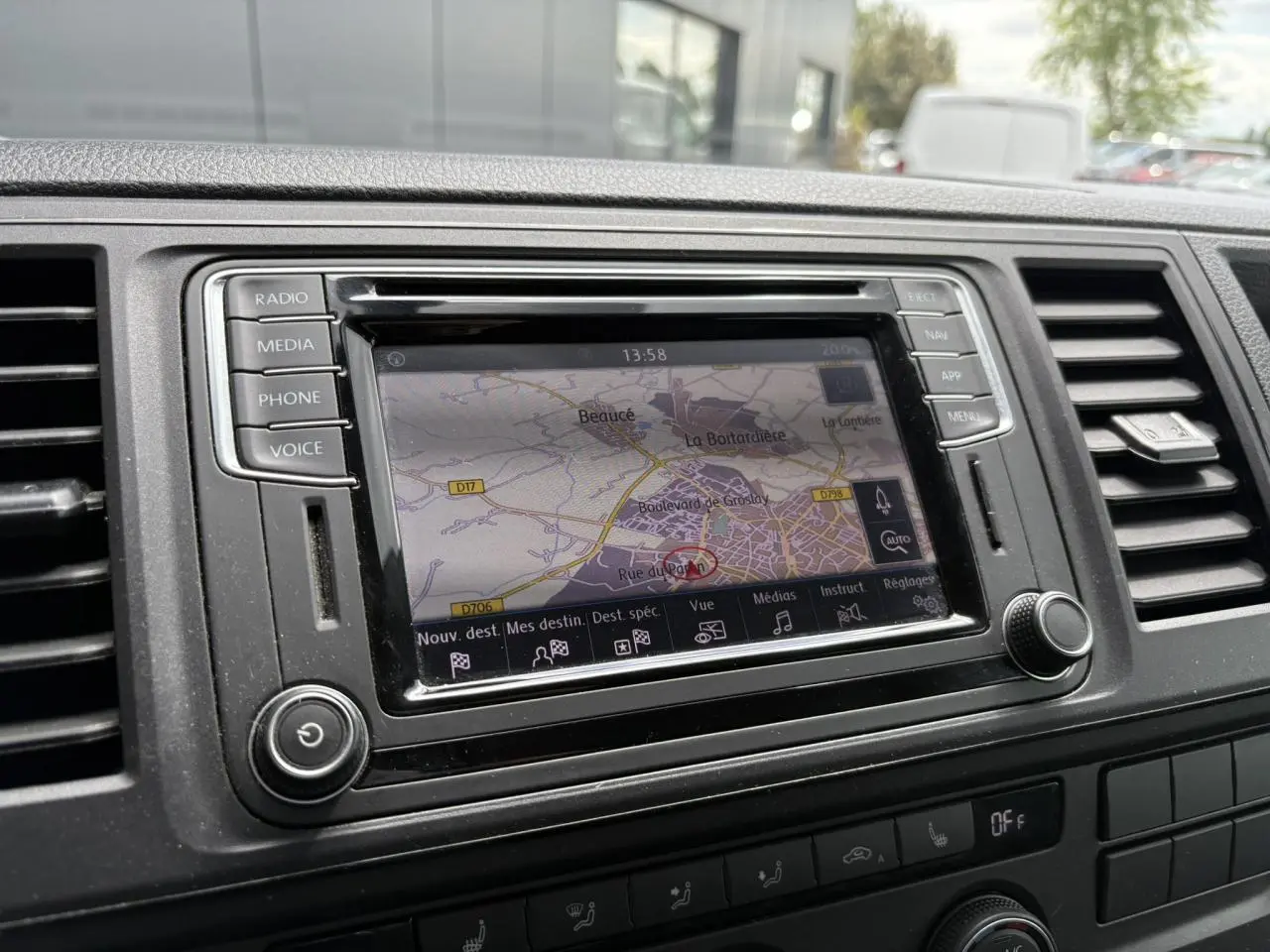 Écran tactile du système de navigation Discover Media dans le tableau de bord du Volkswagen Multivan T6 gris Indium.