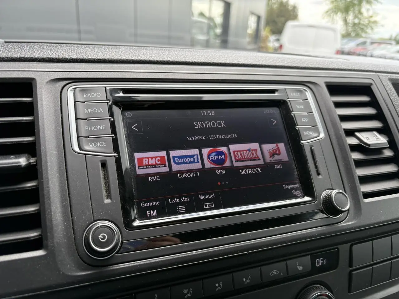 Écran tactile multimédia du Volkswagen Multivan T6 2.0 TDI 2019, affichant les stations radio FM.