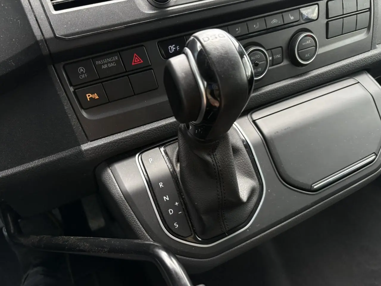 Gros plan sur le levier de vitesses DSG noir du Volkswagen Multivan T6 2.0 TDI 150 Trendline gris Indium de 2019.