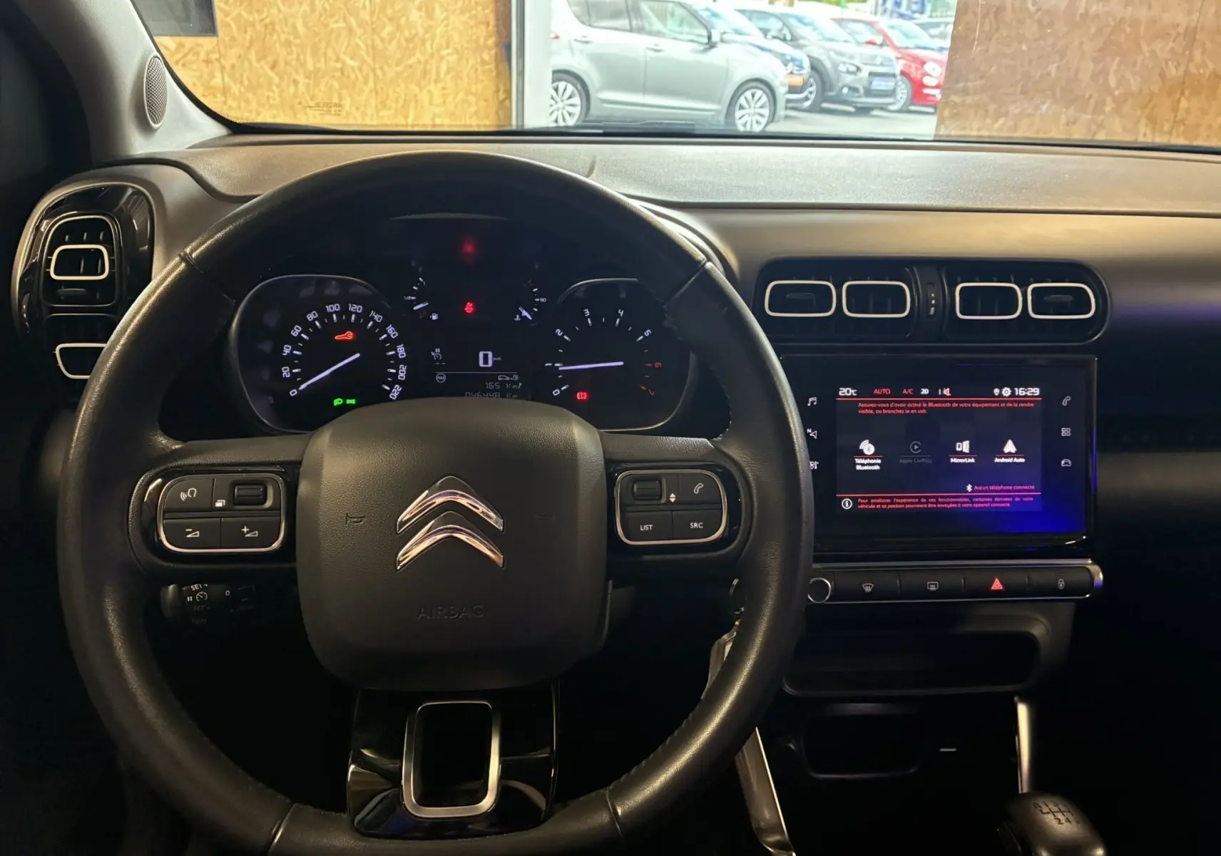Intérieur du Citroën C3 Aircross 2023 avec volant cuir multifonction, tableau de bord numérique et écran tactile central.