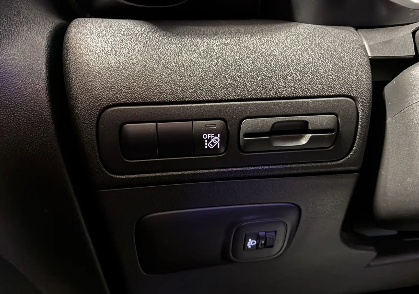 Gros plan sur les commandes noires du tableau de bord côté gauche du Citroën C3 Aircross gris platinium 2023.