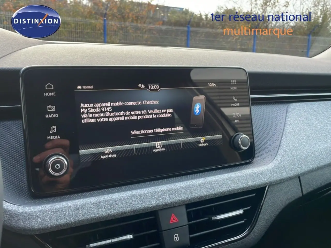 Écran tactile central du tableau de bord du Skoda Kamiq gris argent, affichant le menu Bluetooth.