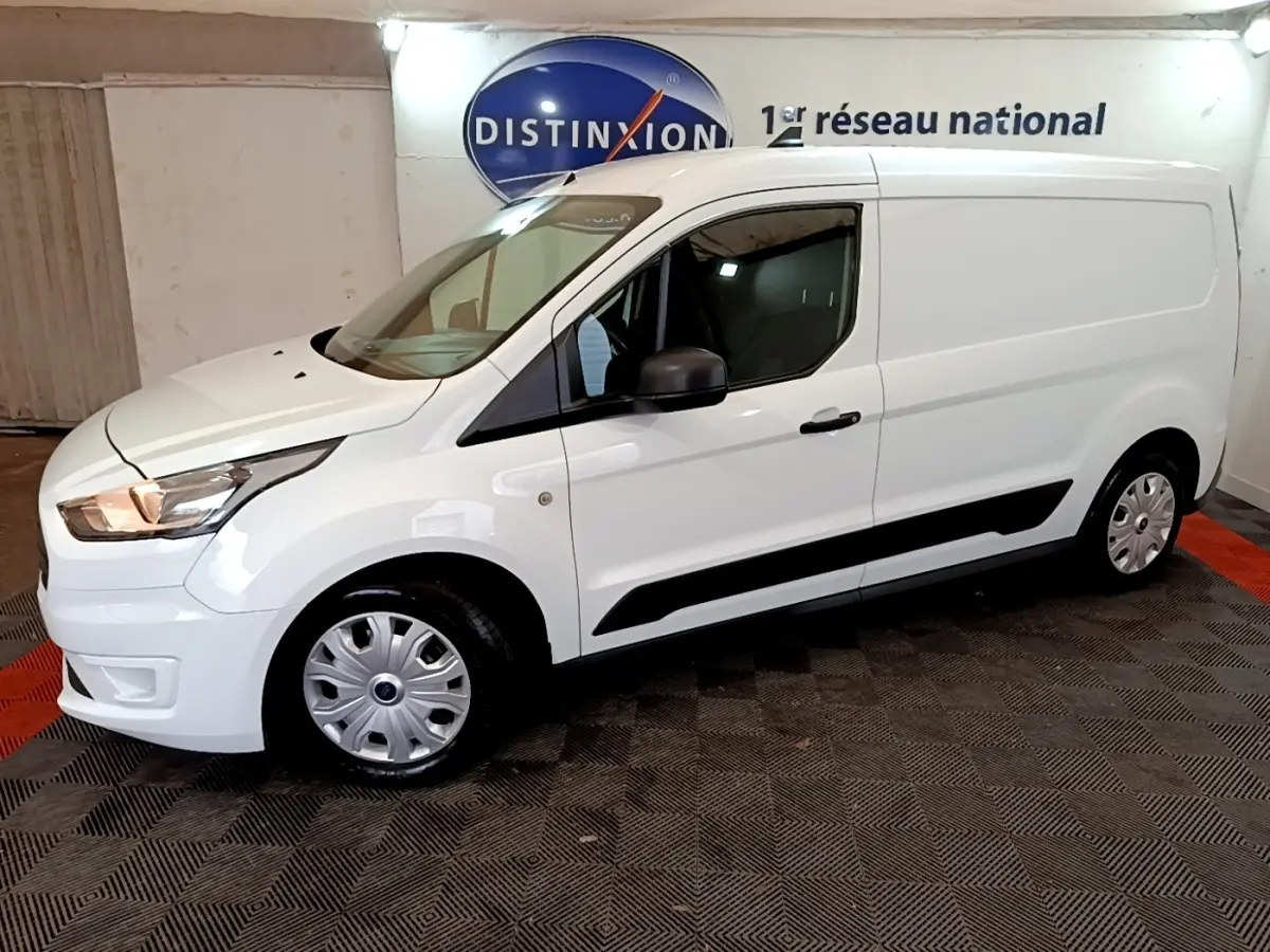 Vue côté droit du fourgon Ford Transit blanc 2022, avec jantes acier et rétroviseurs noirs dans un showroom.