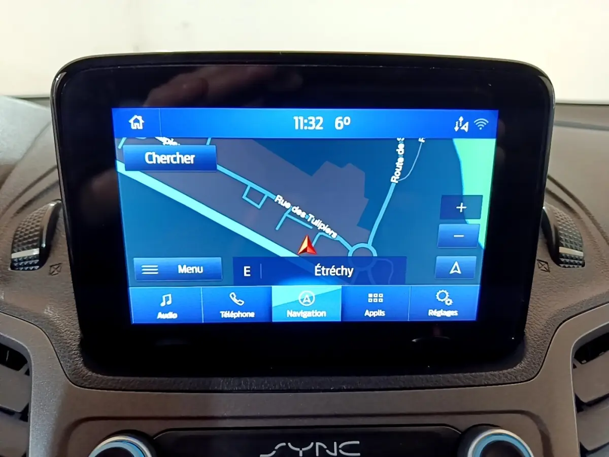 Écran tactile central du système de navigation 3D du Ford Transit Fourgon blanc, vue intérieure frontale.