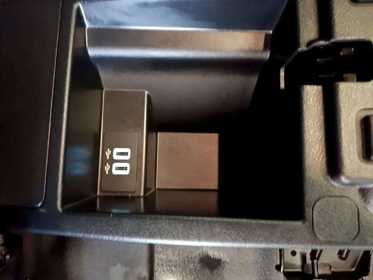 Gros plan sur la console centrale noire du Ford Transit Fourgon 2022 avec deux ports USB visibles.