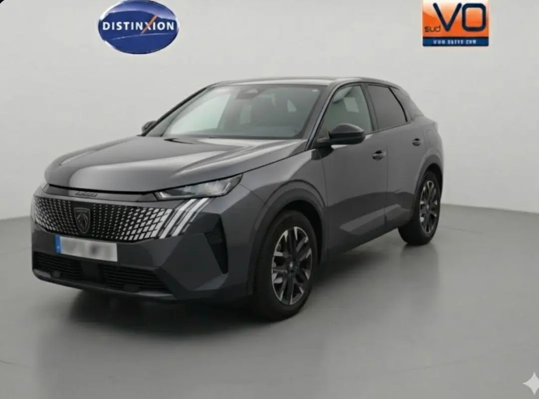 Peugeot 3008 Hybrid gris en 3/4 avant droit, avec calandre distinctive et jantes alliage 19 pouces.