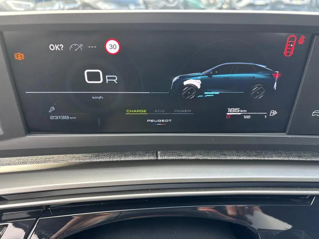 Vue rapprochée du cockpit numérique du Peugeot 3008 Hybrid 145 e-DCS6 Allure avec affichage digital et indicateurs de charge.