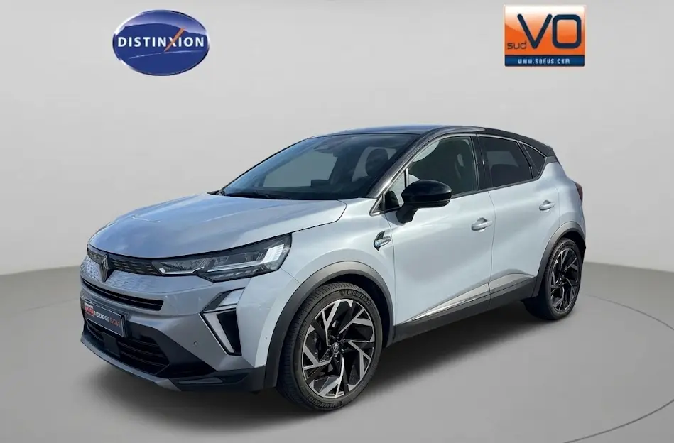 Renault Symbioz gris clair en 3/4 avant droit avec jantes alliage noires et toit noir brillant.