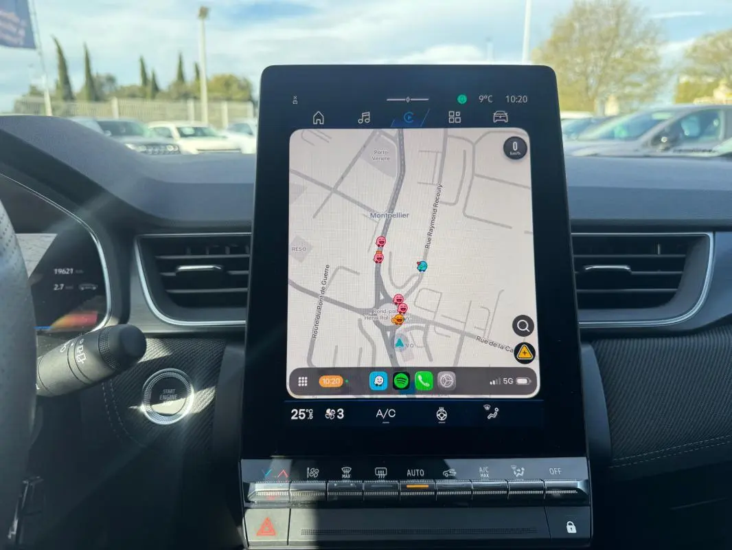 Intérieur de Renault SYMBIOZ gris clair, vue centrée sur l'écran tactile affichant la navigation et commandes climatisation.