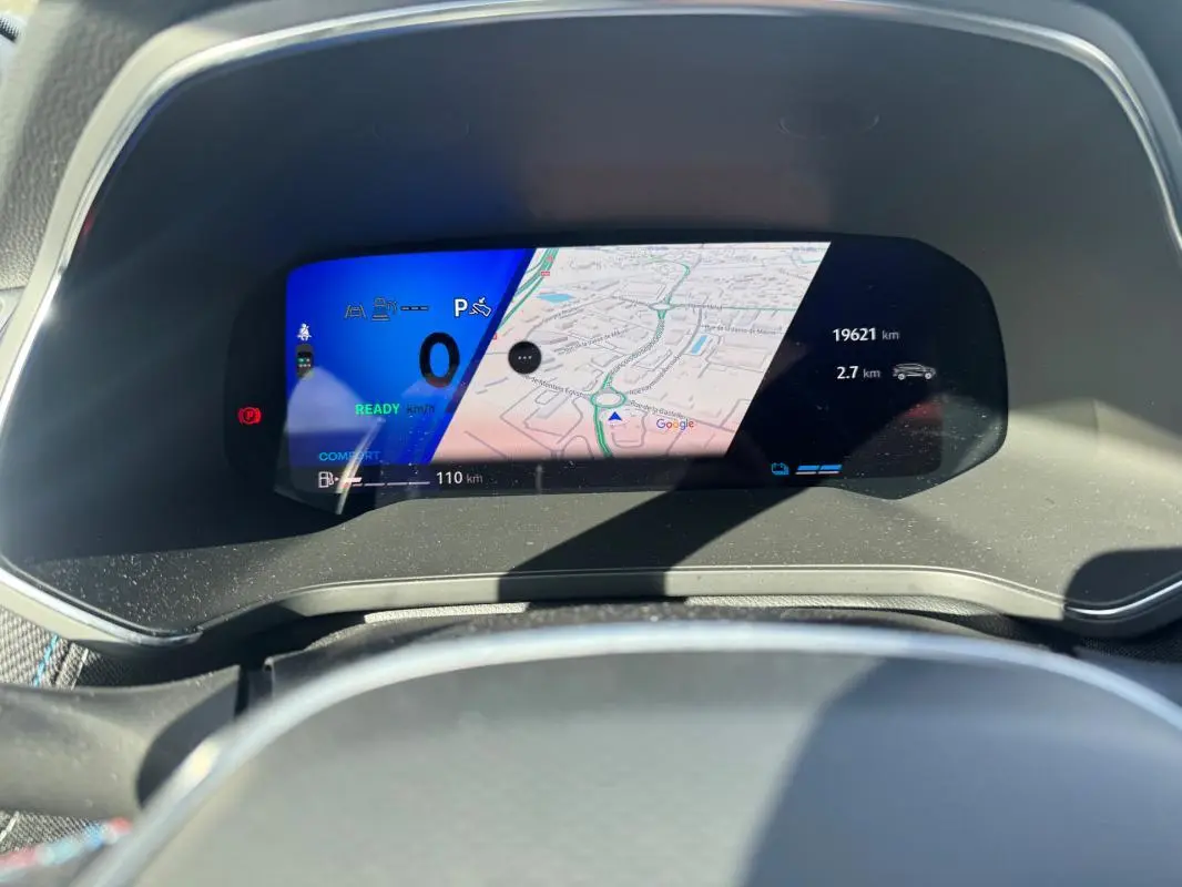 Vue rapprochée du tableau de bord numérique du Renault Symbioz gris clair, affichant la navigation et les informations de conduite.