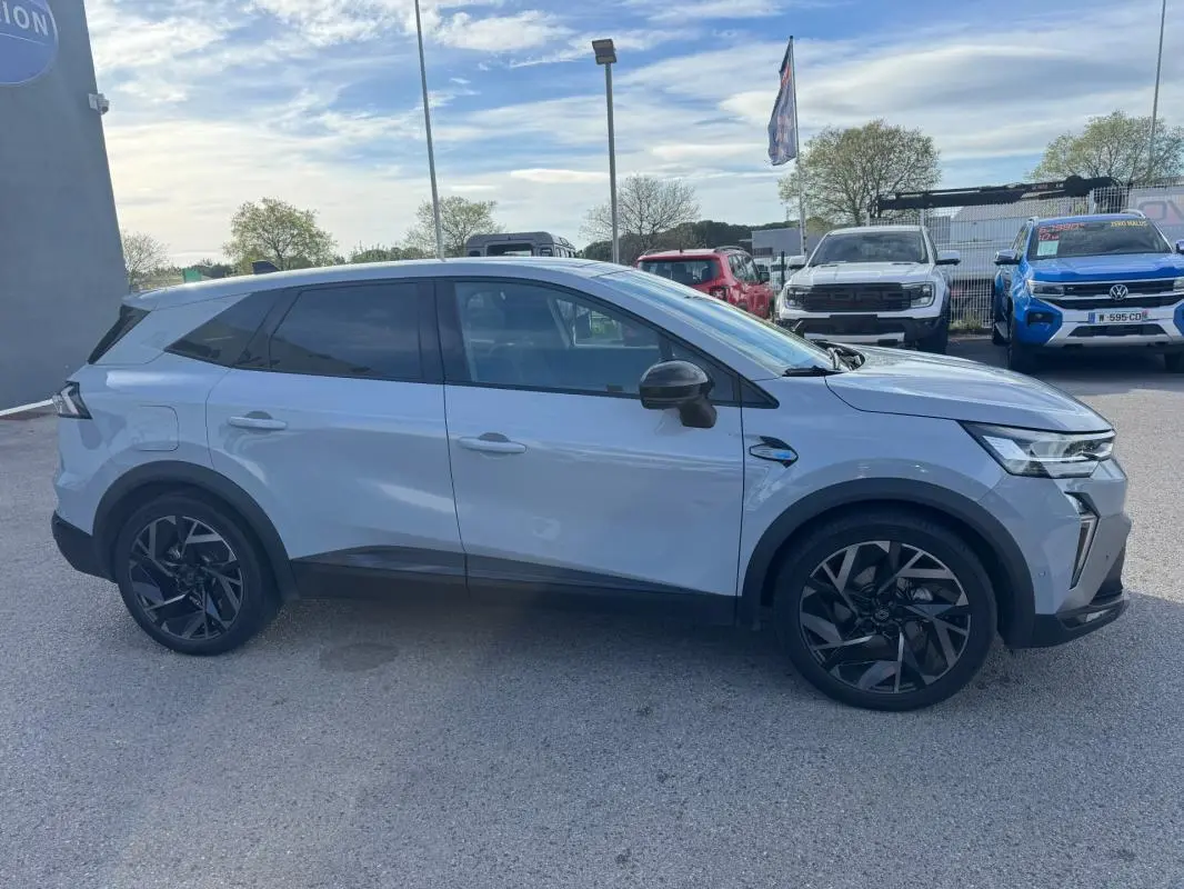 Profil côté gauche du Renault SYMBIOZ gris clair 2025 avec jantes alliage noires et détails noirs contrastants.