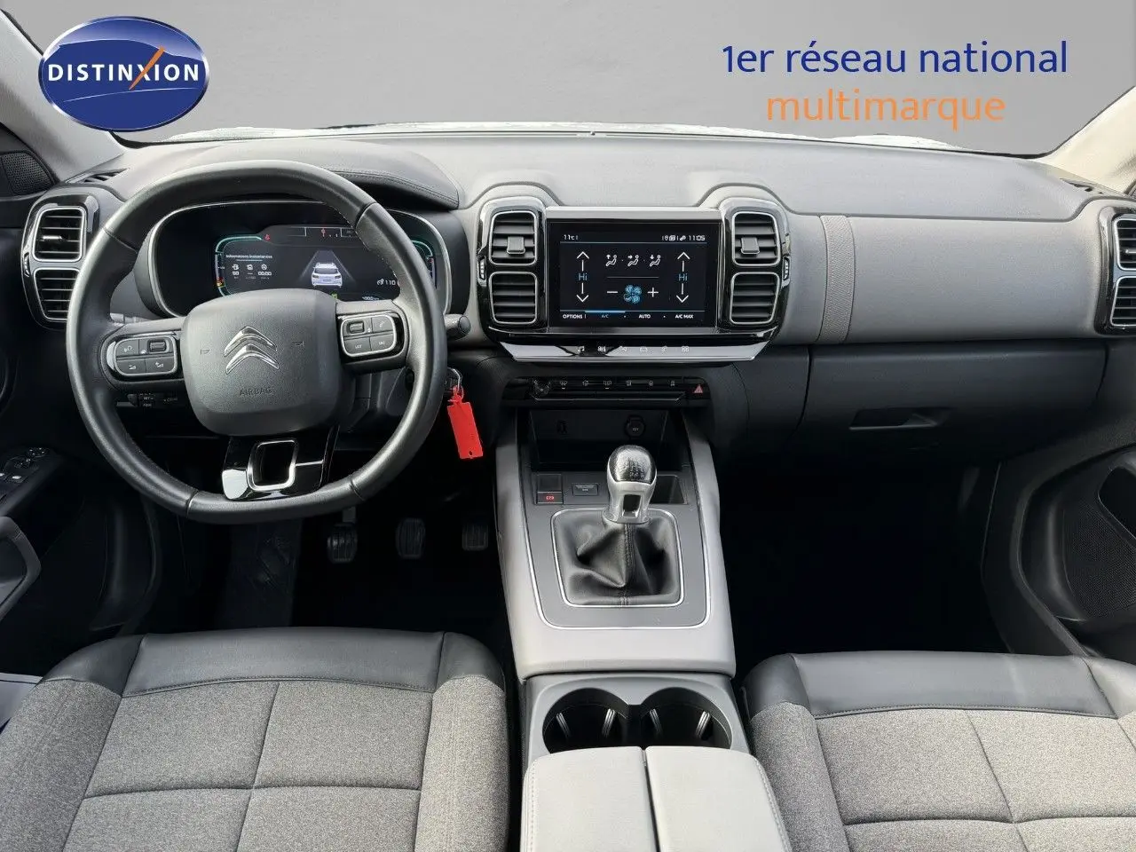 Vue intérieure avant du Citroën C5 Aircross 2019 avec tableau de bord moderne et volant multifonction en cuir noir.