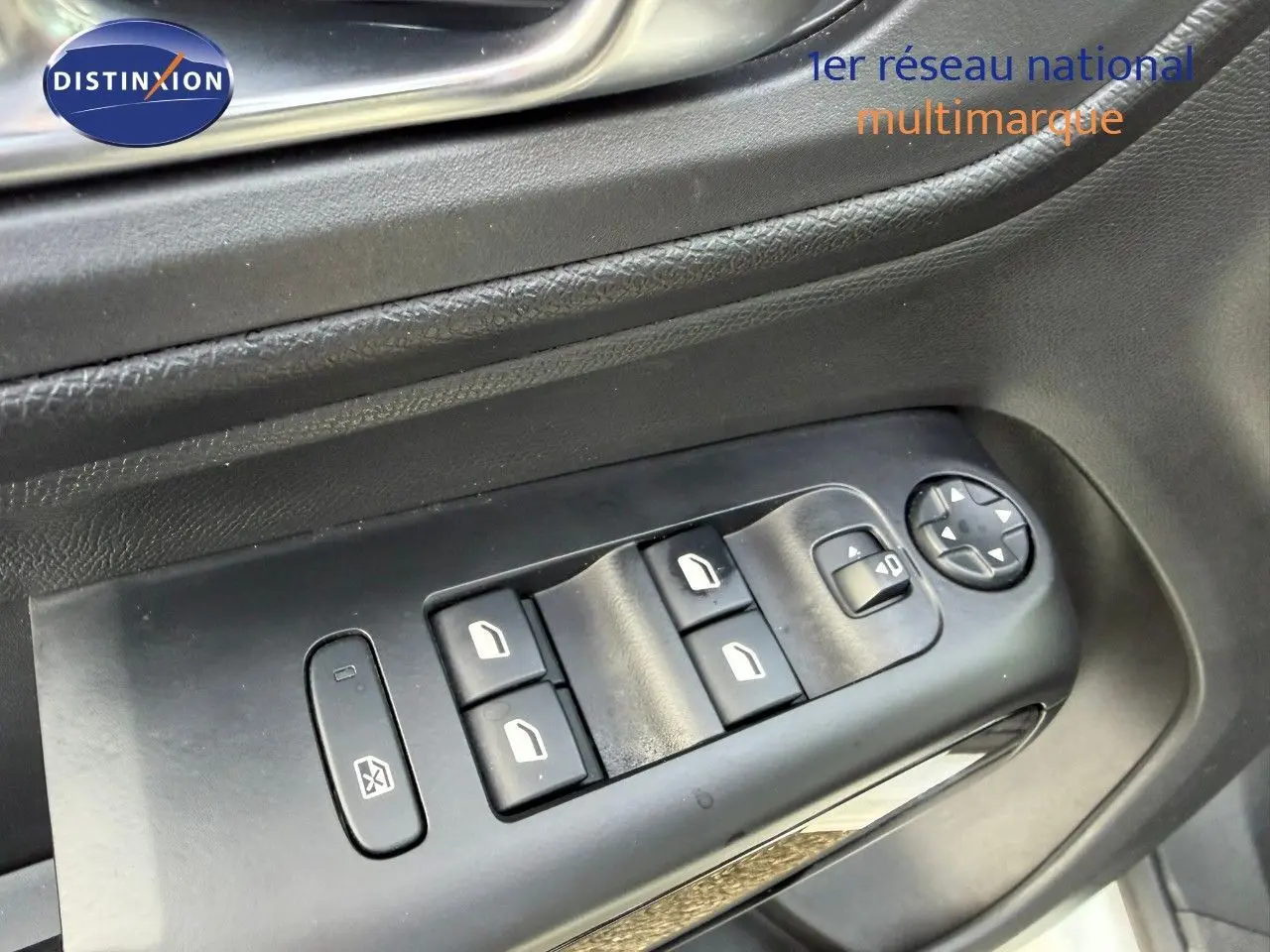 Panneau de commandes des vitres et rétroviseurs côté conducteur dans une Citroën C5 Aircross blanc nacré de 2019.