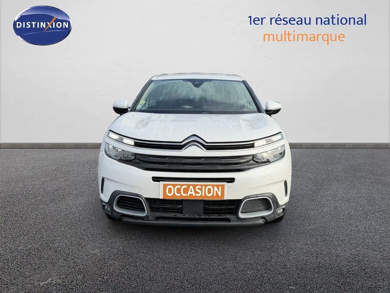 Vue frontale d'une Citroën C5 Aircross blanc nacré avec calandre noire et plaque "OCCASION" visible.