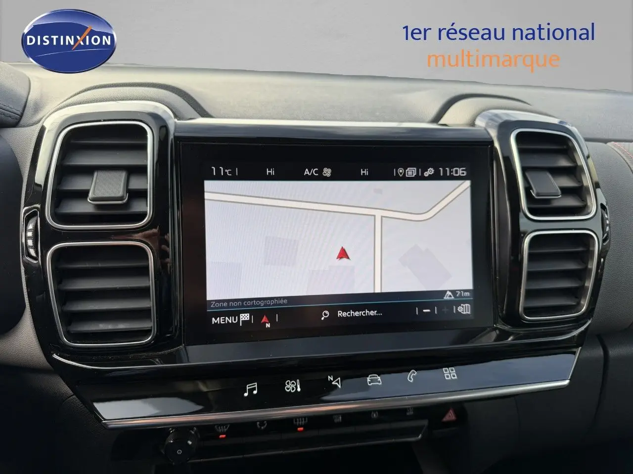 Écran tactile central avec navigation et aérateurs noirs encadrant le tableau de bord d'un Citroën C5 Aircross 2019.