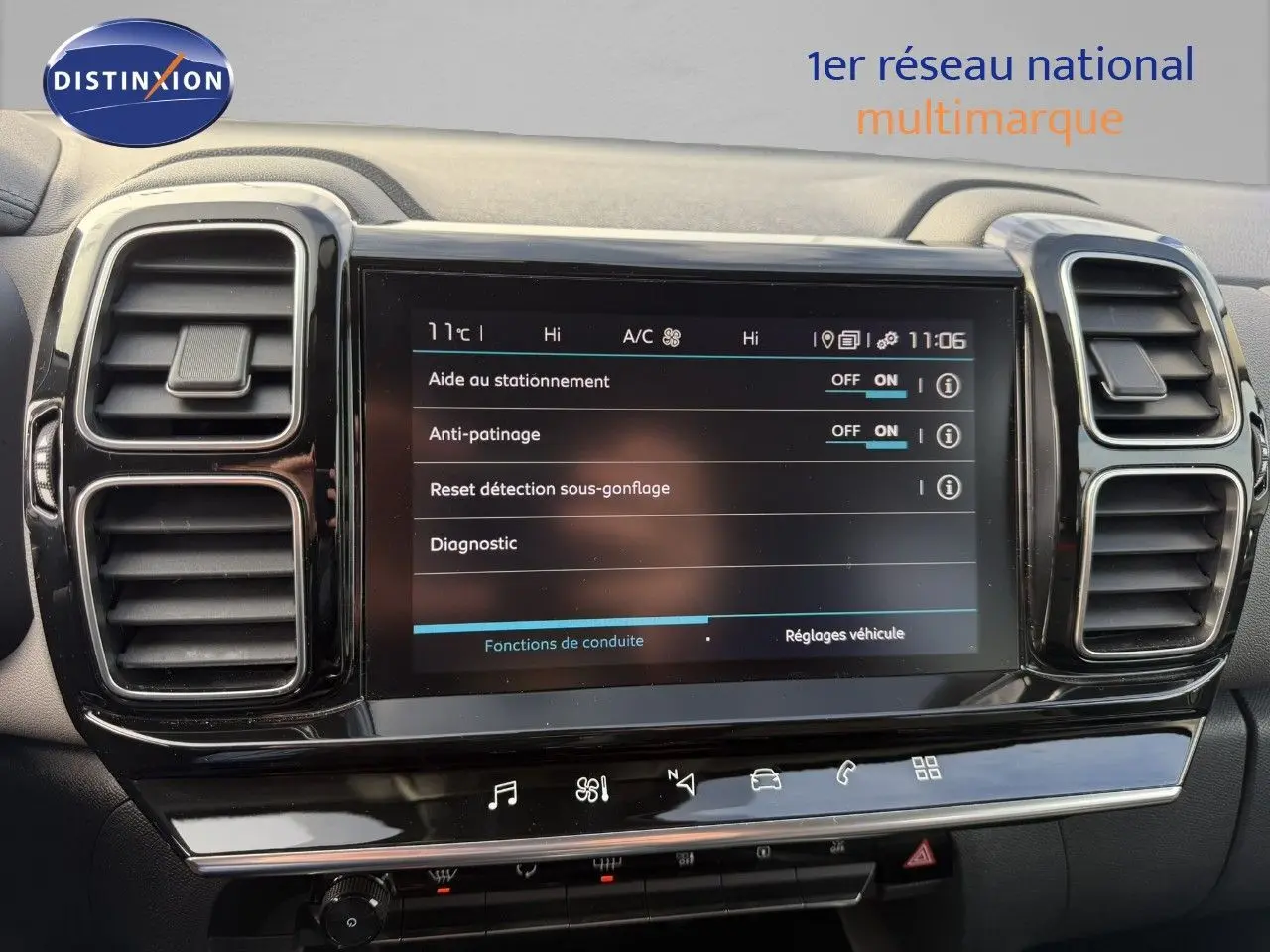 Écran tactile central du tableau de bord du Citroën C5 Aircross blanc nacré, affichant les aides à la conduite.