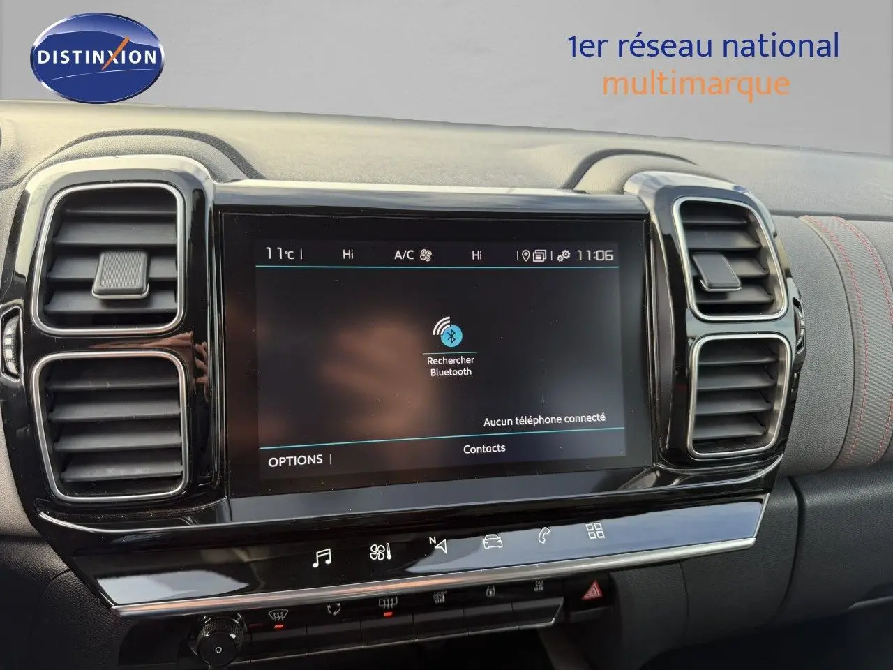 Vue rapprochée de l'écran tactile central et des aérateurs du tableau de bord du Citroën C5 Aircross blanc nacré.