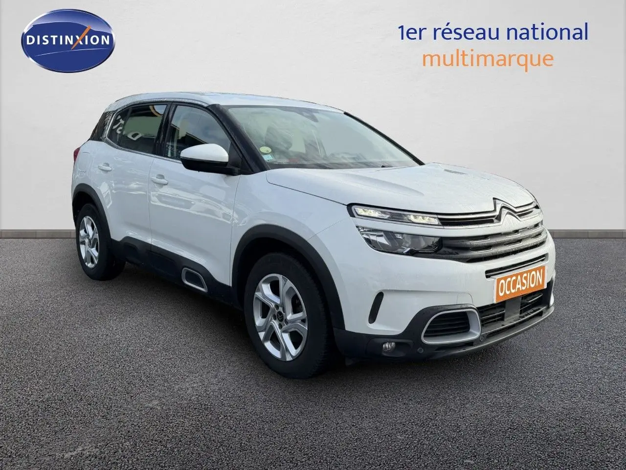 Citroën C5 Aircross blanc nacré en 3/4 avant droit, SUV compact avec calandre distinctive et jantes alliage.