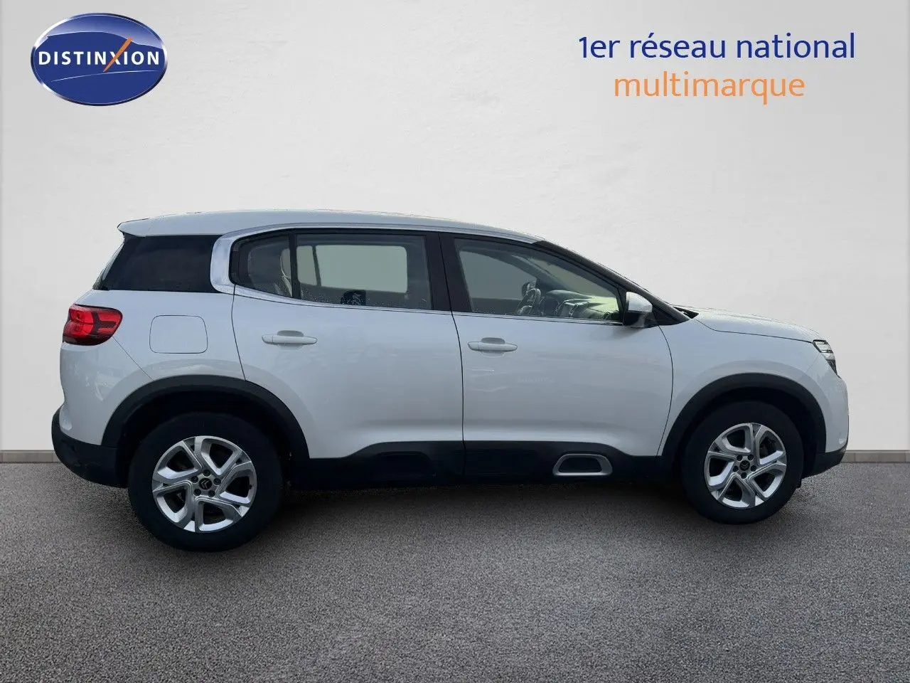 Vue de profil côté gauche d'un Citroën C5 Aircross blanc nacré avec jantes alliage et toit noir contrasté.