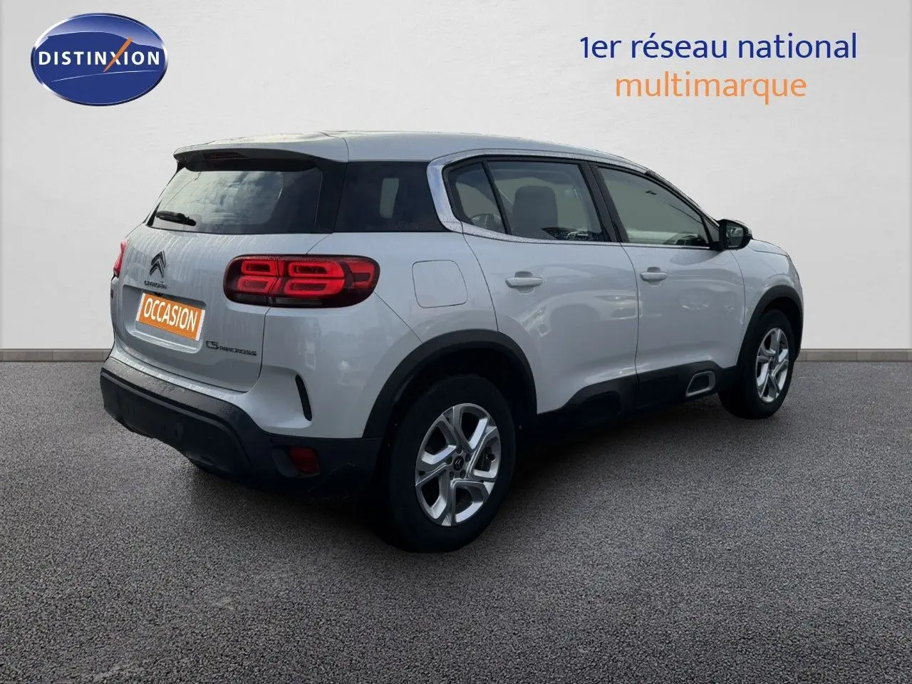Citroën C5 Aircross blanc nacré vu en 3/4 arrière droit avec feux arrière LED et jantes alliage.
