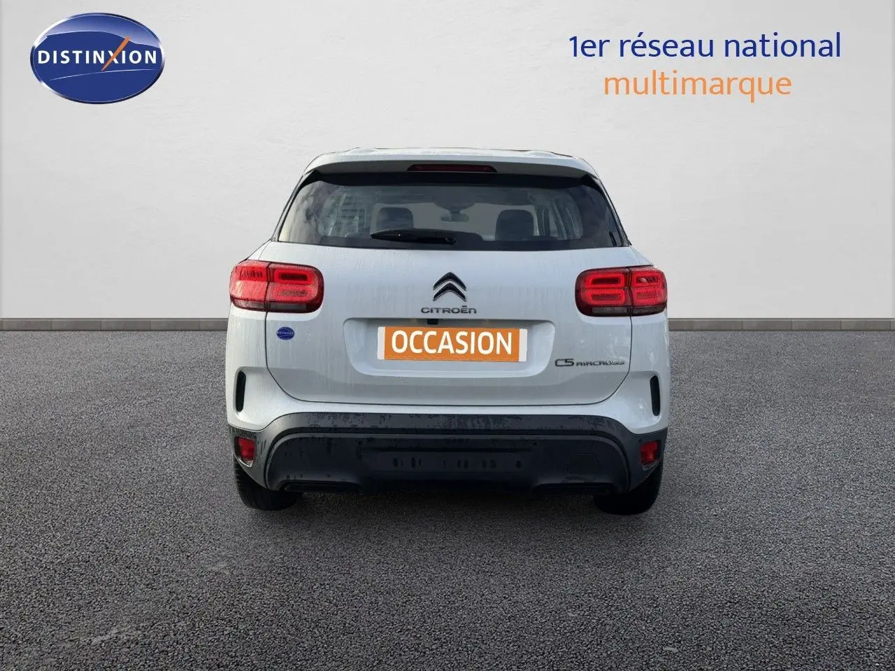 Vue arrière d'un Citroën C5 Aircross blanc nacré avec feux rouges et plaque "OCCASION" visible.